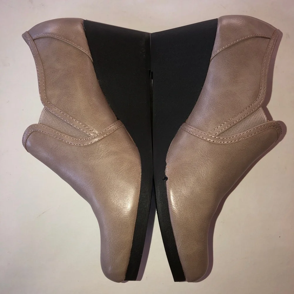 LIFE STRIDE Wedge Ankle Boots Slip-On Beige NWOB (10 M)